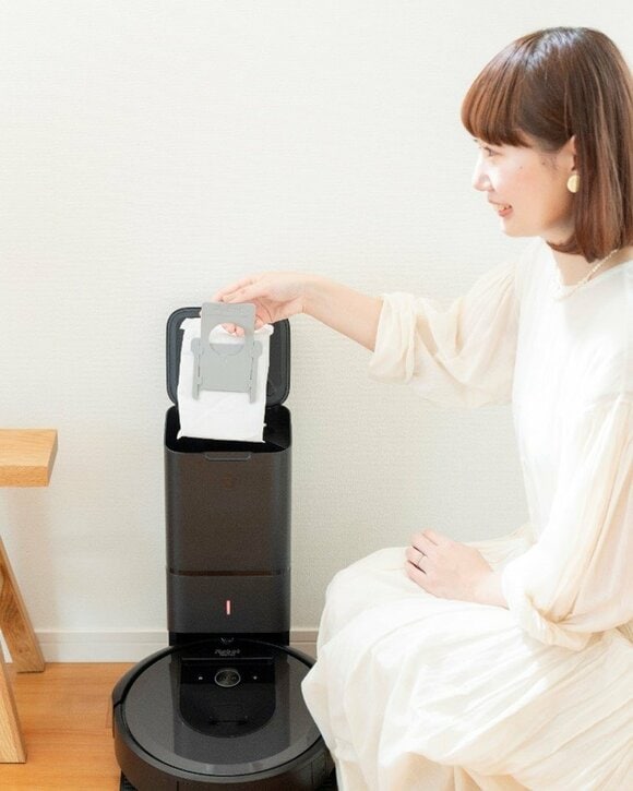 紙バックを捨てる様子