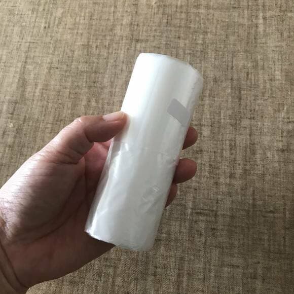 ロール状のゴミ袋を持つ様子