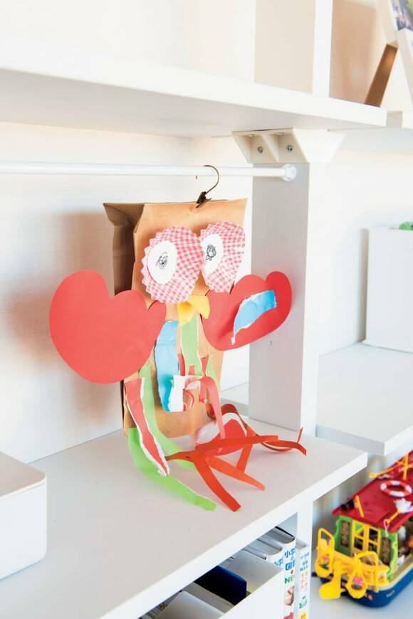 子どもの作品をつるし飾りに