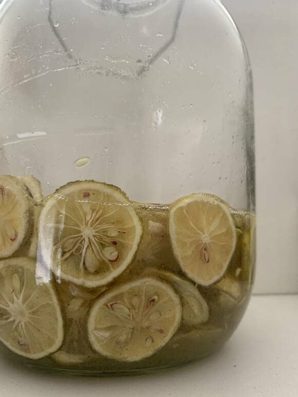 ビンに輪切りユズ