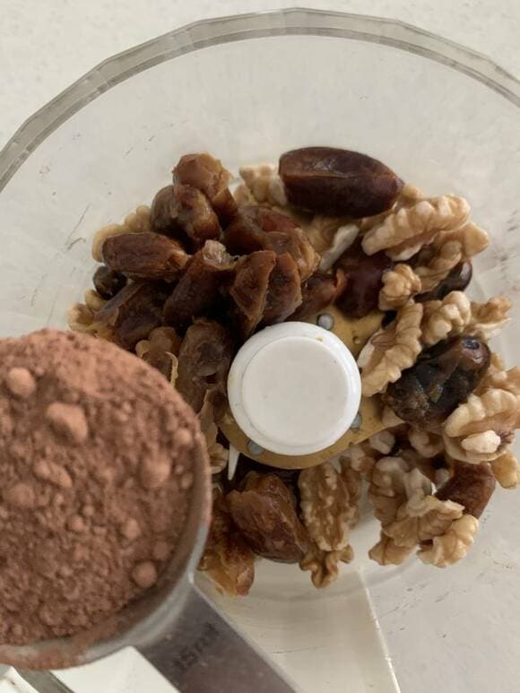 ボウルにカカオパウダーを入れる