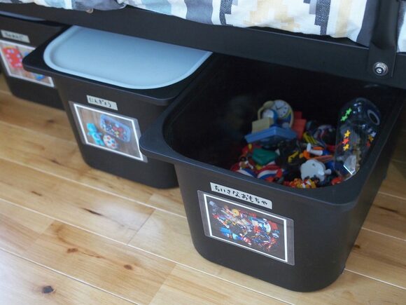 収納ケースにラベルをはったり、⼩さな子どもでもわかるように写真をはったり