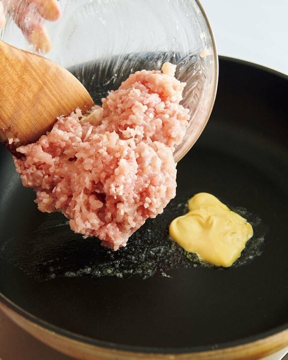 フライパンに鶏ひき肉を入れる