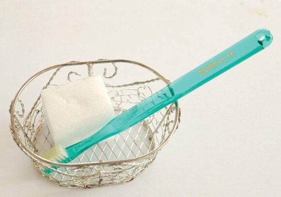 メラミンスポンジと歯ブラシ