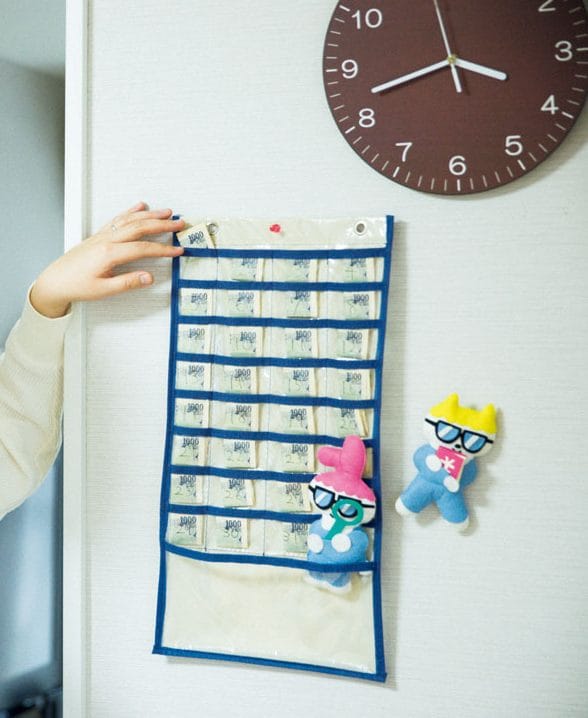 ウォールポケットの周りにぬいぐるみ