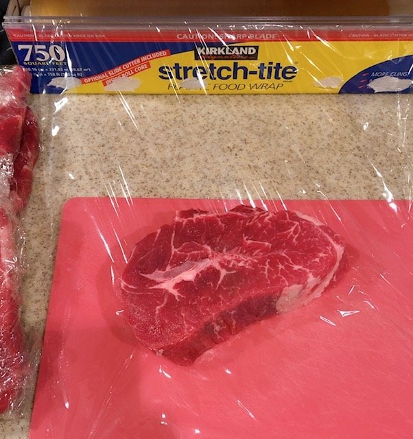 ラップの上に肉をおく
