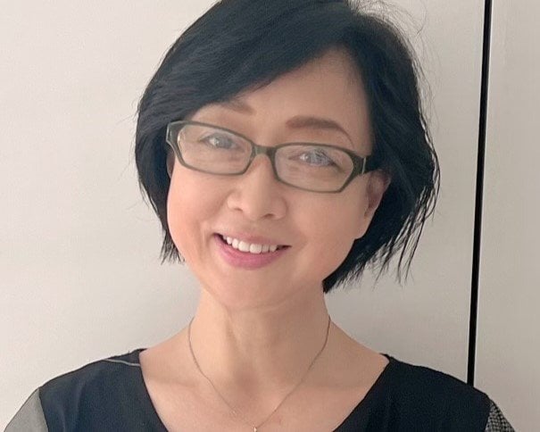 新調したメガネをかける川上麻衣子さん