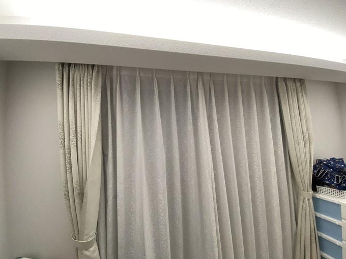 筆リビングの大きな窓に採用したミラーレースカーテン