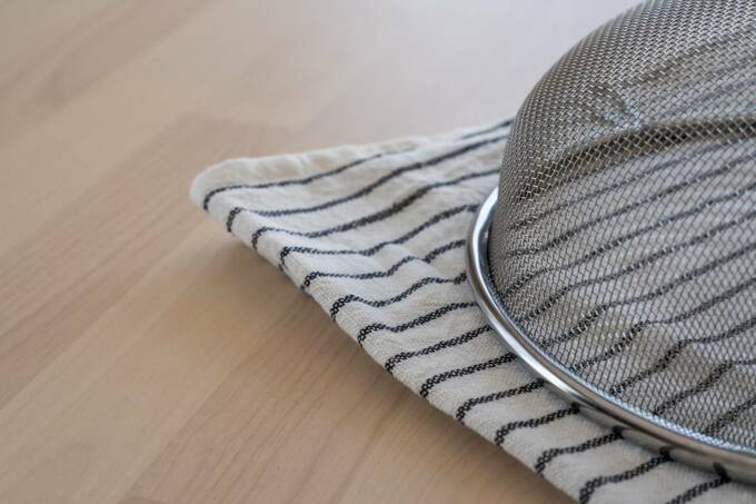 ふきんの上にザル