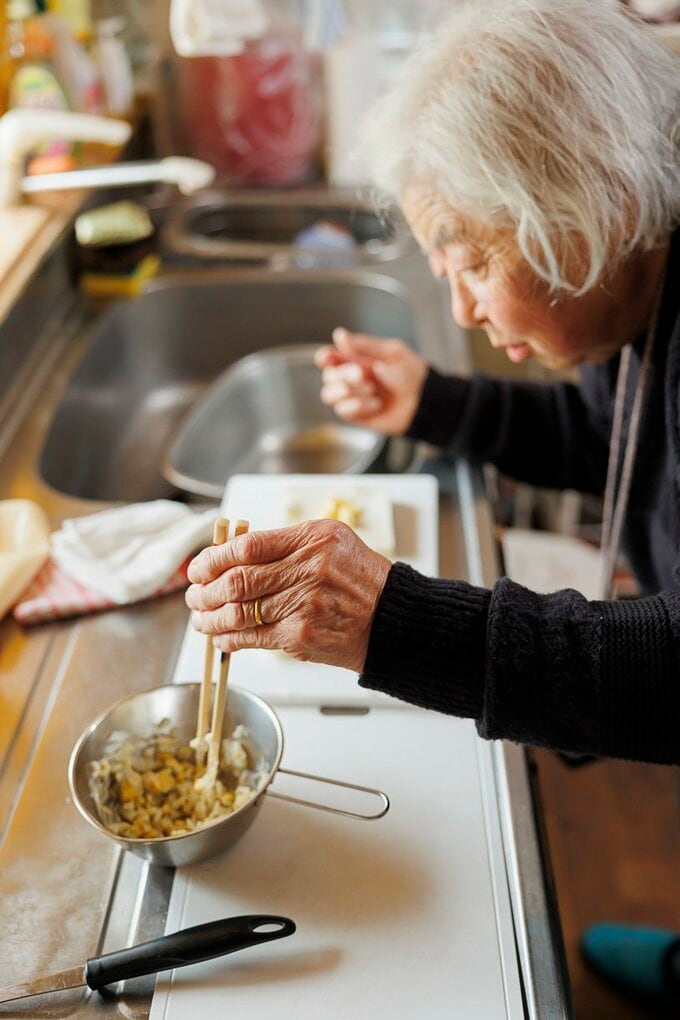食事をつくる女性