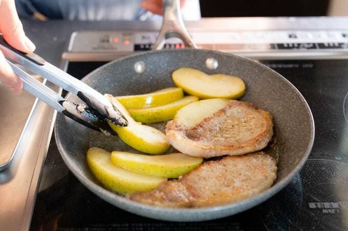 リンゴを焼く様子