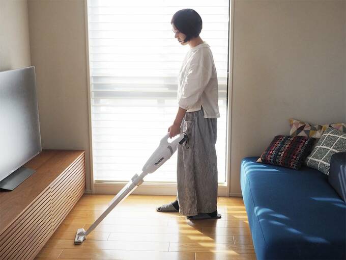 掃除機で掃除をする女性