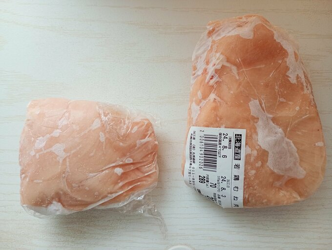 鶏むね肉を半分に切って冷凍しています。