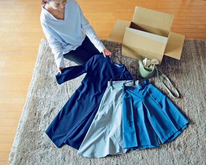 段ボールから衣類を出した様子