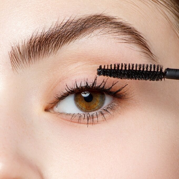 マスカラを使用している様子