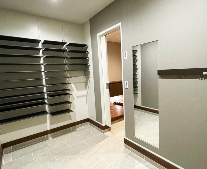 玄関の隣にある広めの土間収納