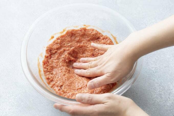 ひき肉をボウルにはりつける