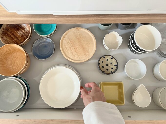 統一された食器が食器棚におかれている