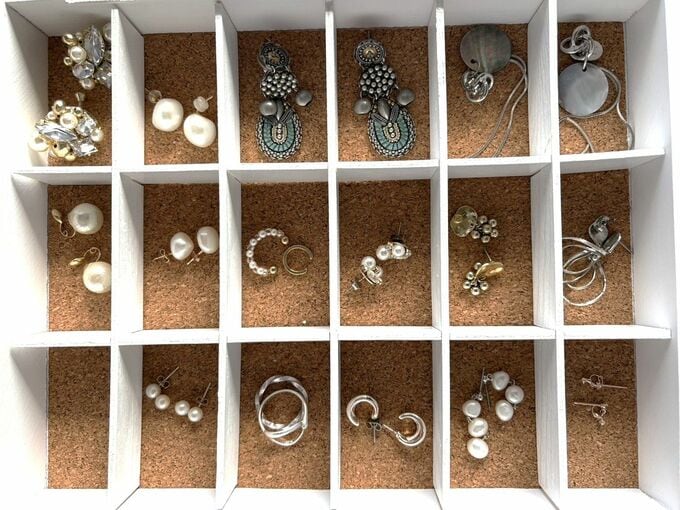 ピアスひと組をひとつの仕切りに収納
