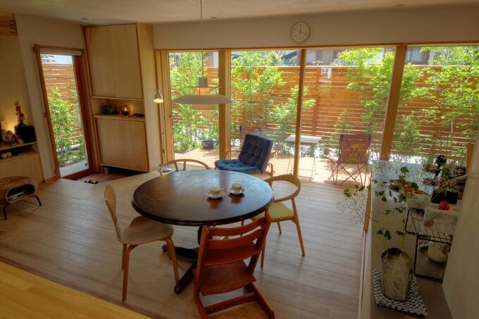 玄関とリビングダイニング