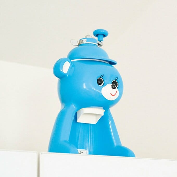 冷蔵庫の上に置かれた青いクマのデザインのかき氷機