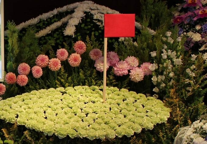 ゴルフ場をイメージした、実際の祭壇の一部