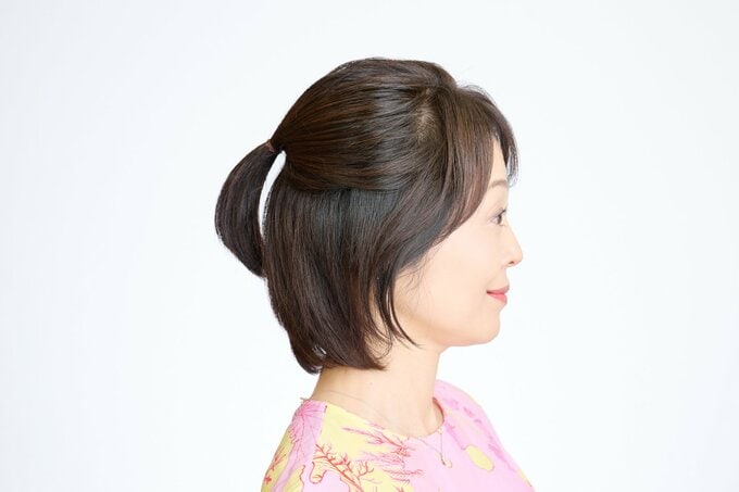 目よりも上の髪を結んだ状態