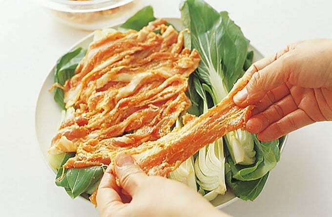 チンゲンサイに豚肉をのせる