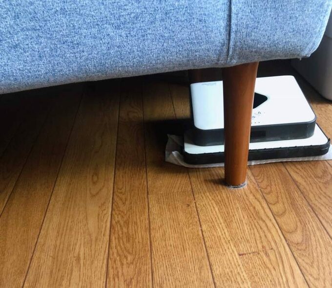 ソファの脚付近にアイロボットのブラーバ