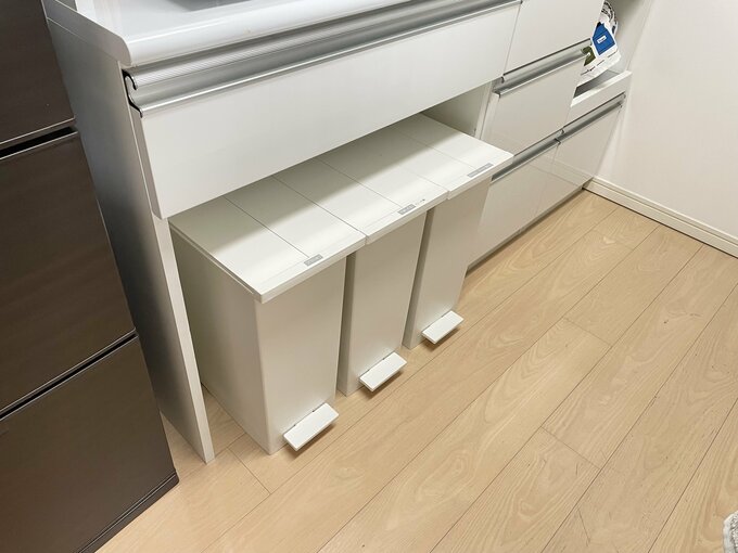 ゴミ箱が3つ並んでいる