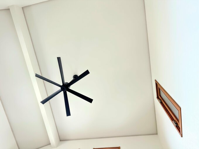 暖気を攪拌できるようにシーリングファンを設置