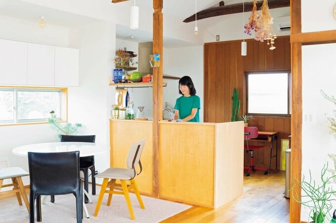 キッチンに立つ建築家