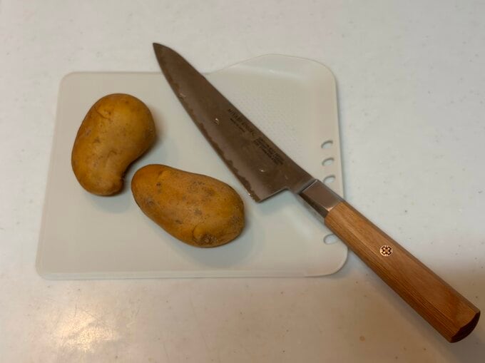 まな板と野菜と包丁