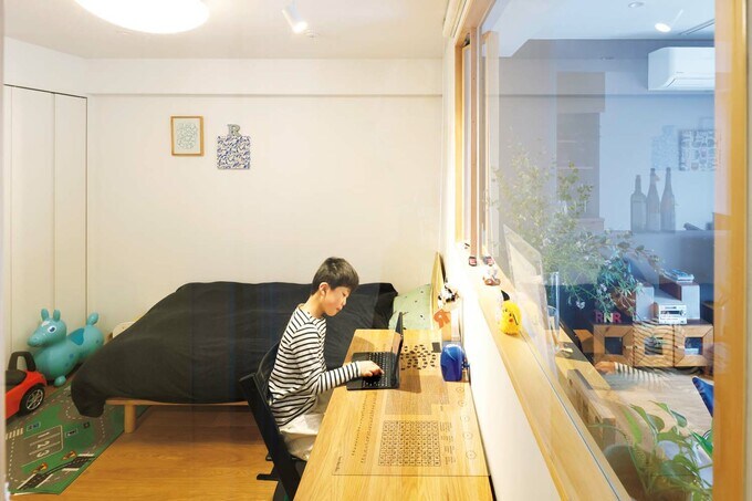 自分の部屋で学習中の長男