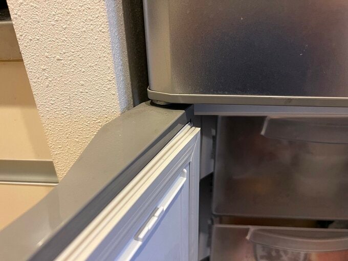 冷蔵庫の左側のドア