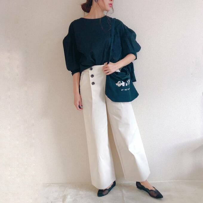 ブラックのボリューム袖ブラウス