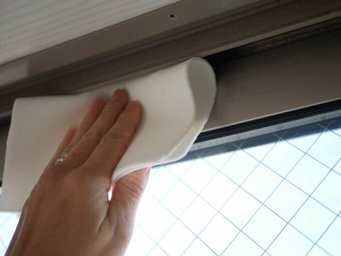 窓の上部分をふく