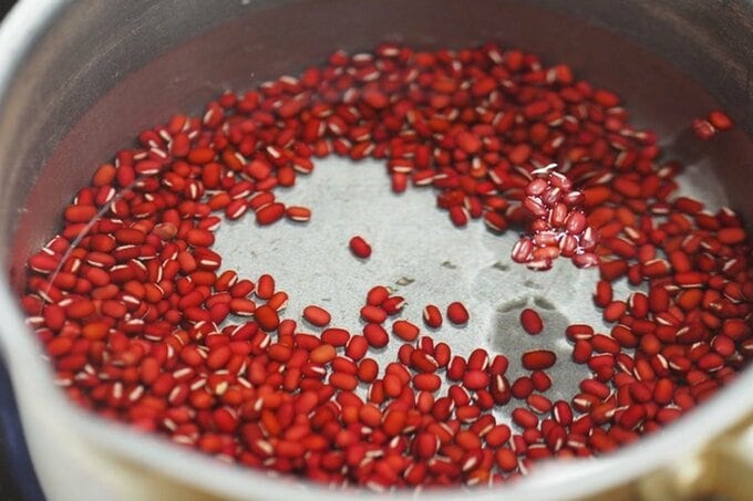 小豆を弱火で煮る