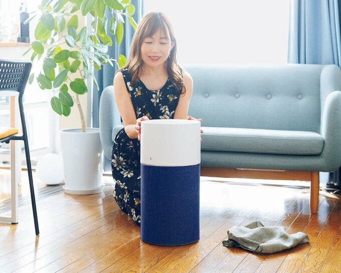 女性と空気清浄機