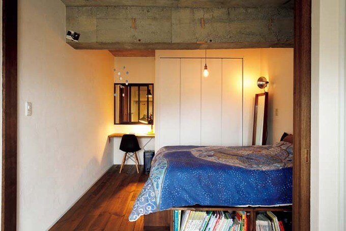 カウンターデスクや室内窓を設置した寝室