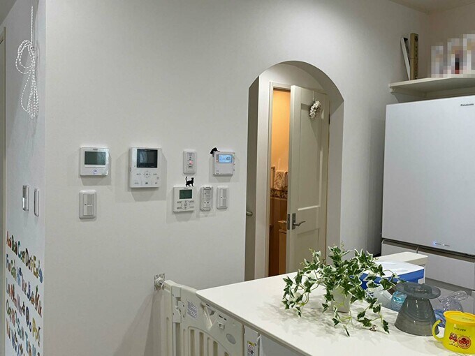 ダイニングからトイレを見る