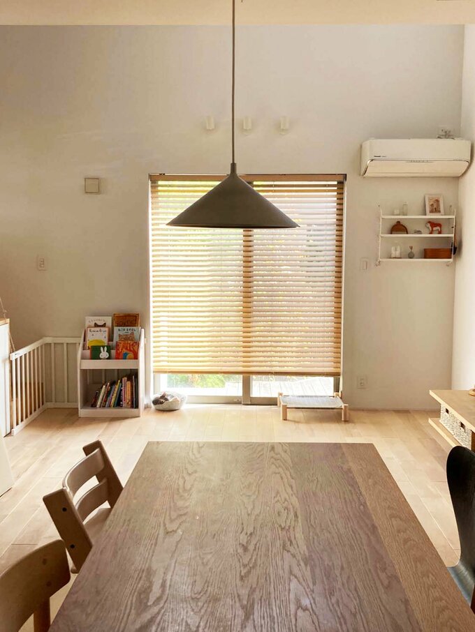 リビングの掃き出し窓のウッドブラインド全体