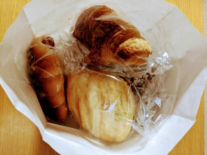 袋にたくさんのパン