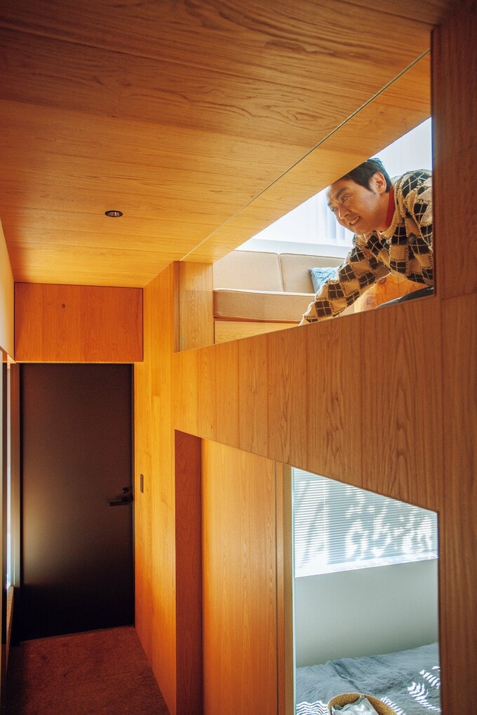 1階を見下ろす田中さん