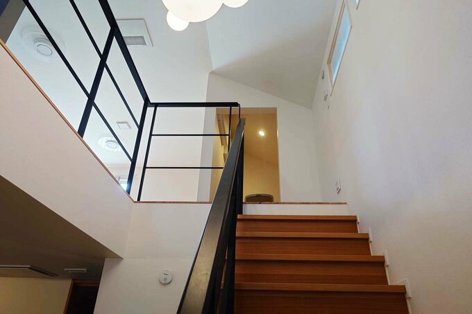 階段からの見上げ