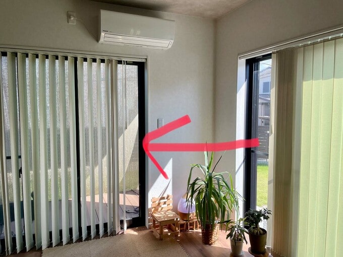 風の影響を受けるバーチカルブラインド