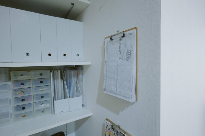 バインダーにはさんだ書類