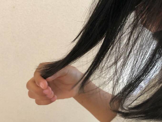髪を触る様子