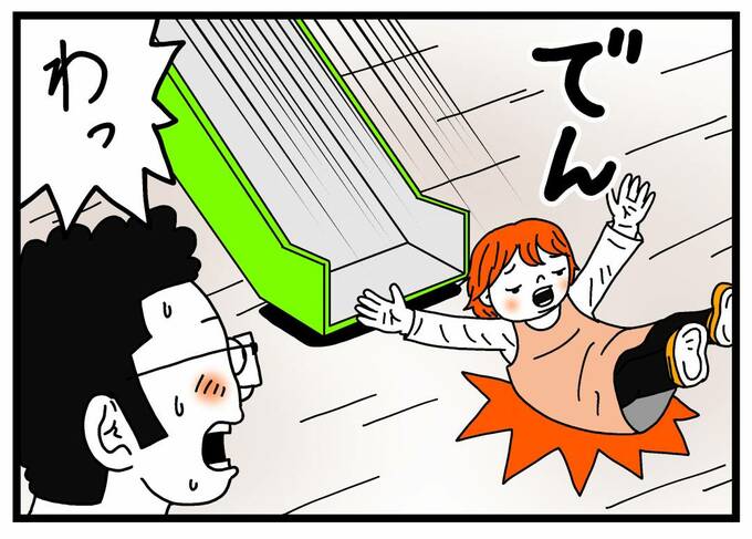 滑り台から地面に落ちる子ども