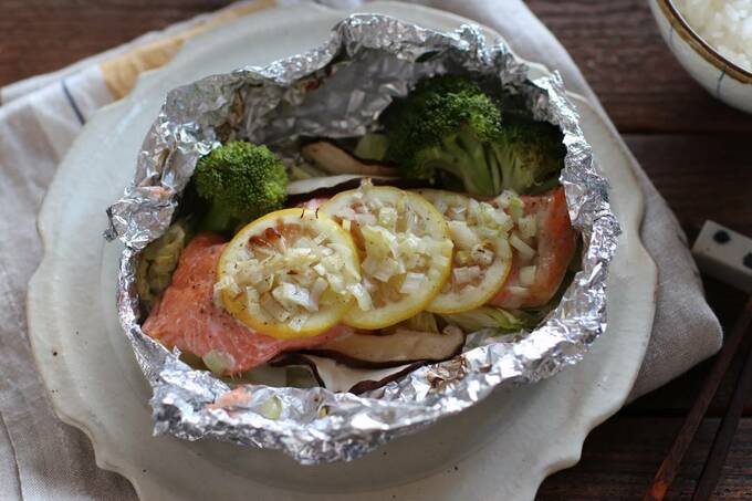 器にホイルごとのせてアルミホイルを開いた様子